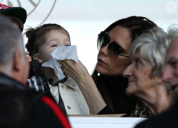 Victoria Beckham avec sa fille Harper au Parc des Princes à Paris le 9 Mars 2013.