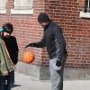 L'acteur Hugh Jackman va faire du basket avec son fils Oscar à New York, le 9 mars 2013.