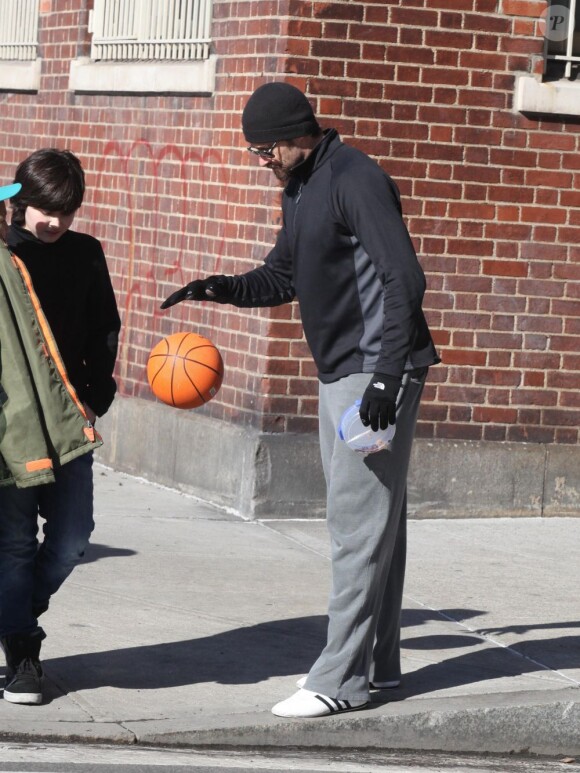 L'acteur Hugh Jackman va faire du basket avec son fils Oscar à New York, le 9 mars 2013.
