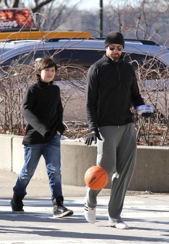 Le musclé Hugh Jackman va faire du basket avec son fils Oscar à New York, le 9 mars 2013.