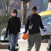 Hugh Jackman va faire du basket avec son fils aîné Oscar à New York, le 9 mars 2013.