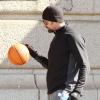 Hugh Jackman va faire du basket avec son fils Oscar à New York, le 9 mars 2013.