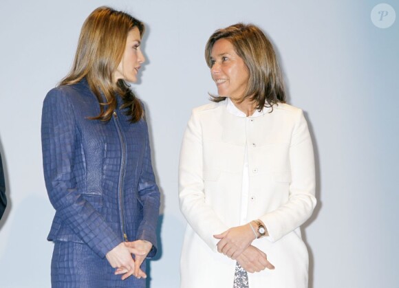 La princesse Letizia d'Espagne et la ministre de la Santé, Ana Mato, assistent à la remise des Prix Discapnet de la Fondation ONCE à Madrid, le 11 mars 2013.