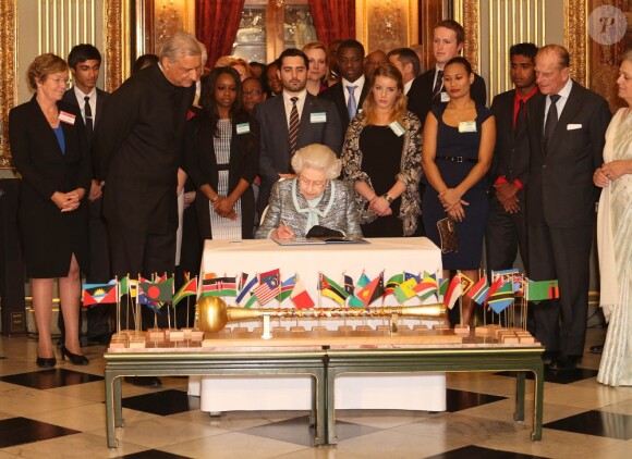 Elizabeth II, chef du Commonwealth a signé la Charte du Commonwealth au Palais de Marlborough House, à Londres, le 11 mars 2013. C'est la première fois que les états membres se mettent d'accord sur des valeurs communes.