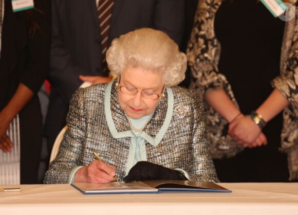 Elizabeth II, chef du Commonwealth a signé la Charte du Commonwealth au Palais de Marlborough House, à Londres, le 11 mars 2013. C'est la première fois que les états membres se mettent d'accord sur des valeurs communes dans une charte.