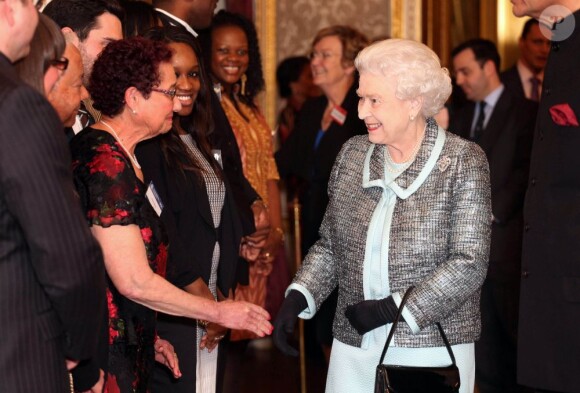 Sa Majesté Elizabeth II, chef du Commonwealth a signé la Charte du Commonwealth au Palais de Marlborough House, à Londres, le 11 mars 2013. C'est la première fois que les états membres se mettent d'accord sur des valeurs communes.