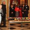 Elizabeth II, chef du Commonwealth a signé la Charte du Commonwealth au Palais de Marlborough House, à Londres, le 11 mars 2013. C'est la première fois que les états membres se mettent d'accord sur des valeurs communes.
