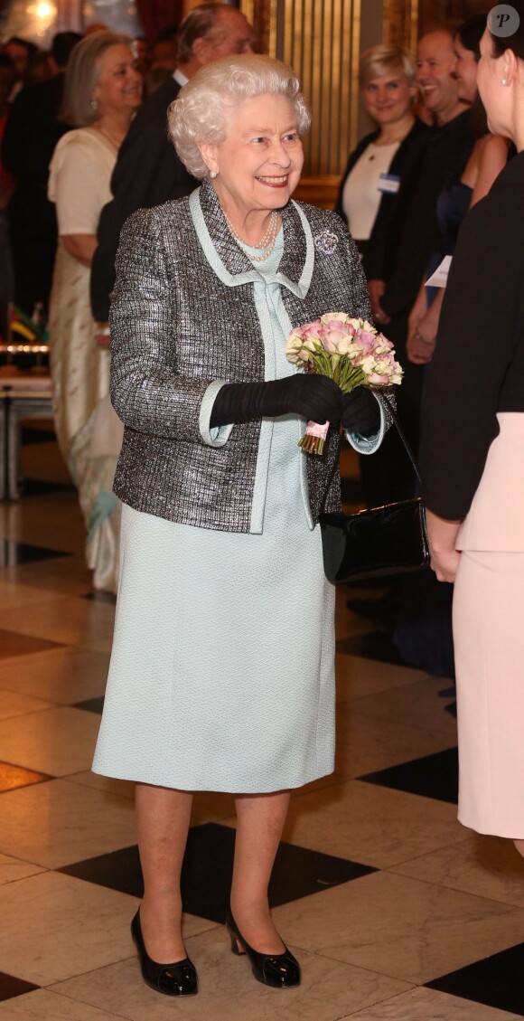 Elizabeth II, chef du Commonwealth a signé une Charte du Commonwealth au Palais de Marlborough House, à Londres, le 11 mars 2013. C'est la première fois que les états membres se mettent d'accord sur des valeurs communes.