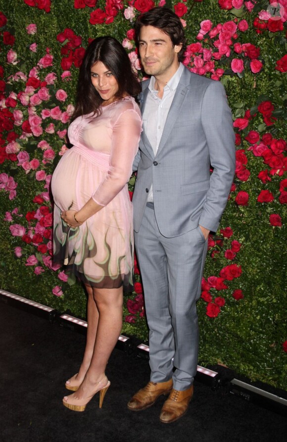 Julia Restoin Roitfeld et son compagnon Robert Konjic enceinte à New York le 24 avril 2012.