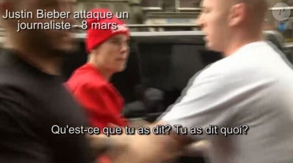 Justin Bieber pète un plomb contre un photographe à Londres, le 8 mars 2013.