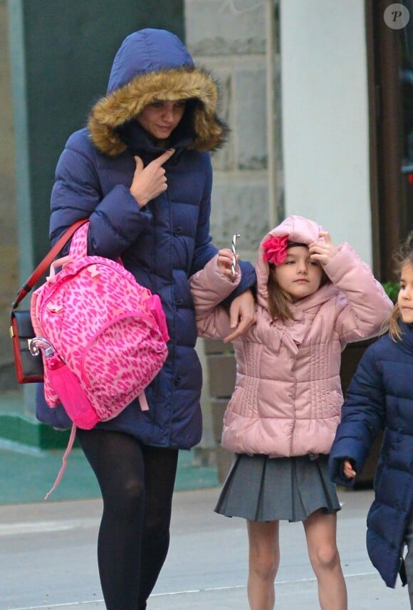 Katie Holmes se promène avec sa fille Suri Cruise à New York par un froid glacial le 11 décembre 2012
