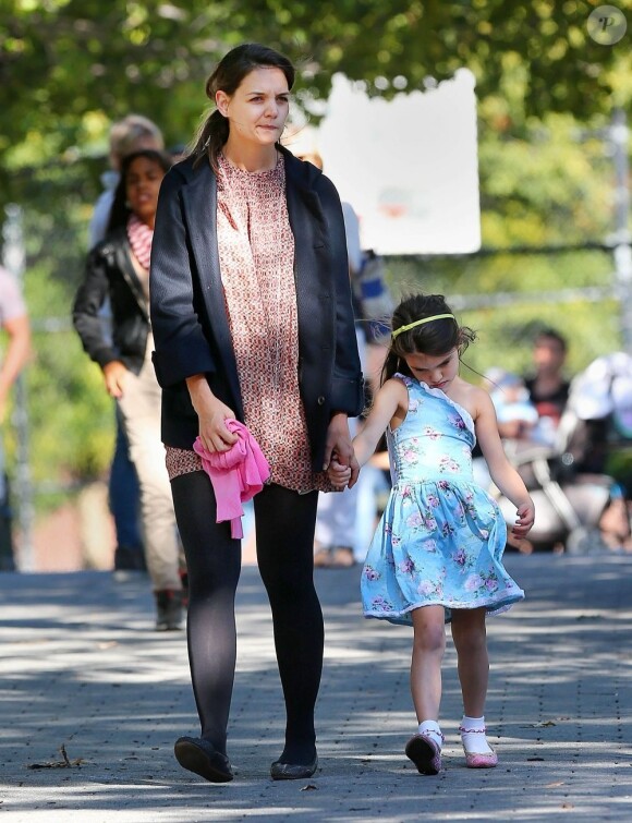 Katie Holmes et sa fille Suri Cruise dans un parc à Brooklyn, New York le 23 septembre 2012