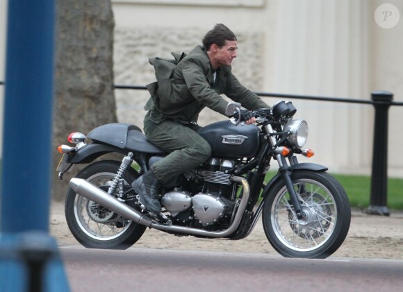 Tom Cruise en moto sur le tournage de 'All You Need Is Kill' à Londres le 24 février 2013