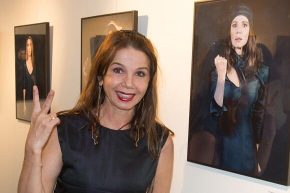 Exclu - Victoria Abril au vernissage de l'exposition "A travers elles" de Carole Mathieu Castelli à la Fnac des Ternes à Paris, le 7 mars 2013.