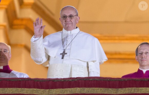 L'Argentin Jorge Mario Bergoglio est le nouveau pape, élu le 13 mars 2013, ici au balcon de la Basilique Saint-Pierre à Rome.