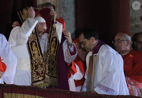 Le cardinal argentin Jorge Mario Bergoglio élu pape le 13 mars 2013, ici au balcon de la Basilique Saint-Pierre à Rome.