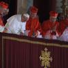 Le cardinal Jorge Mario Bergoglio, fraîchement élu pape, au balcon de la Basilique Saint-Pierre, le 13 mars 2013.