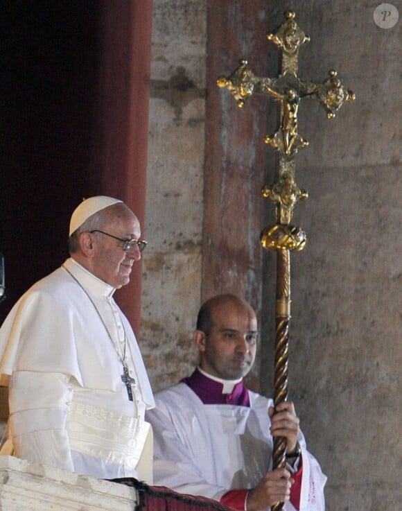 Le pape François fraîchement élu au balcon de la Basilique Saint-Pierre, le 13 mars 2013.
