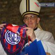  Le cardinal argentin Jorge Mario Bergoglio, élu pape le 13 mars 2013, supporteur de l'équipe de football Atletico San Lorenzo de Almagro en Argentine. 