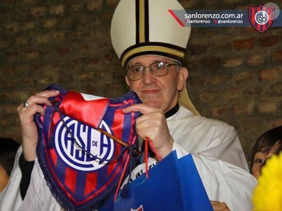 Le cardinal argentin Jorge Mario Bergoglio, élu pape le 13 mars 2013, supporteur de l'équipe de football Atletico San Lorenzo de Almagro en Argentine.