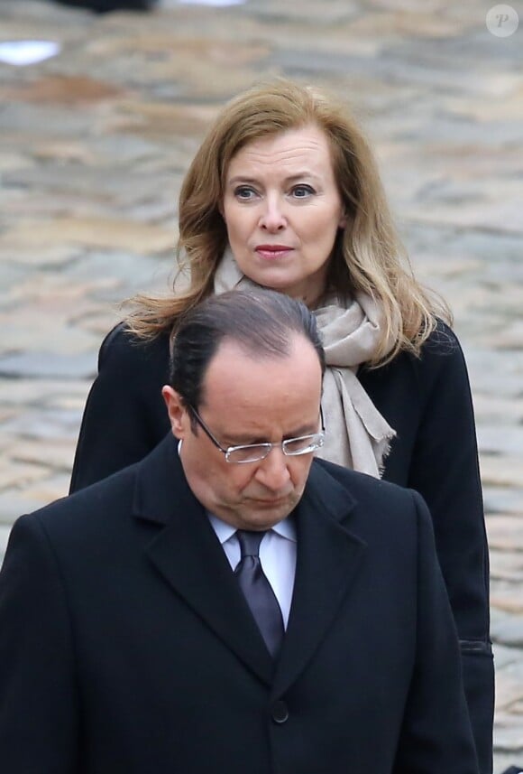Valérie Trierweiler et François Hollande à la cérémonie nationale d'hommage à Stéphane Hessel aux Invalides, à Paris, le 7 mars 2013.