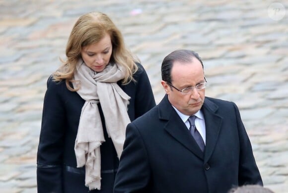 La première dame Valérie Trierweiler et François Hollande à la cérémonie nationale d'hommage à Stéphane Hessel aux Invalides, à Paris, le 7 mars 2013.