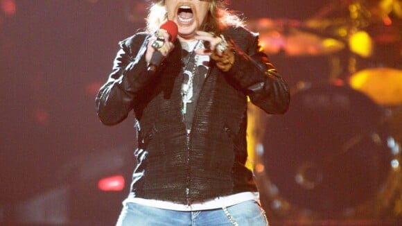 Axl Rose (Guns N'Roses) casse les dents d'un fan avec son micro