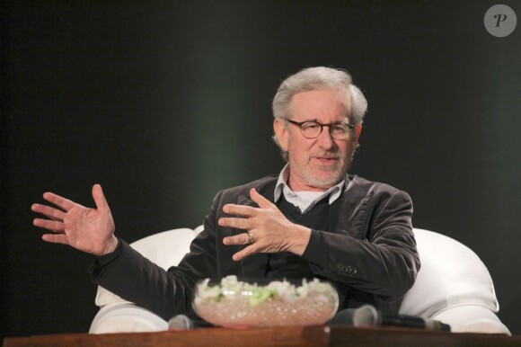 Le réalisateur Steven Spielberg en plein débat lors d'une conférence organisée par Reliance Entertainment à Mumbai, le 12 mars 2013.
