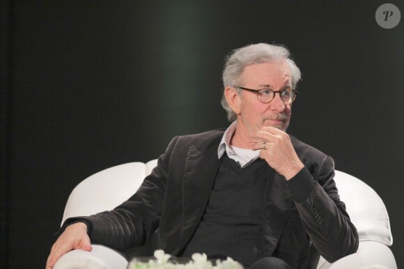 Steven Spielberg en débat avec Amitabh Bachchan lors d'une conférence organisée par Reliance Entertainment à Mumbai, le 12 mars 2013.