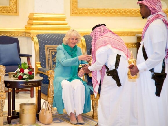 Le prince Charles et sa femme Camilla Parker Bowles, duchesse de Cornouailles, à Riyad, capitale de l'Arabie Saoudite, le 15 mars 2013.