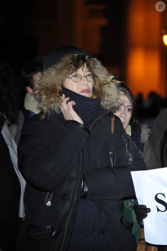 Jane Birkin lors du rassemblement Une vague blanche pour la Syrie devant le Panthéon à Paris le 15 mars 2013 pour dénoncer les massacres des civils syriens depuis le début du conflit le 15 mars 2011