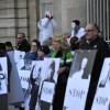Participants au rassemblement Une vague blanche pour la Syrie devant le Panthéon à Paris le 15 mars 2013 pour dénoncer les massacres des civils syriens depuis le début du conflit le 15 mars 2011
