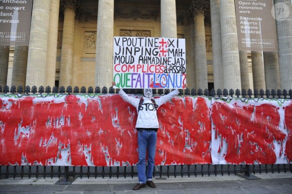 Le rassemblement Une vague blanche pour la Syrie avait lieu devant le Panthéon à Paris le 15 mars 2013 pour dénoncer les massacres des civils syriens depuis le début du conflit le 15 mars 2011