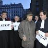 Robert Badinter lors du rassemblement Une vague blanche pour la Syrie devant le Panthéon à Paris le 15 mars 2013 pour dénoncer les massacres des civils syriens depuis le début du conflit le 15 mars 2011
