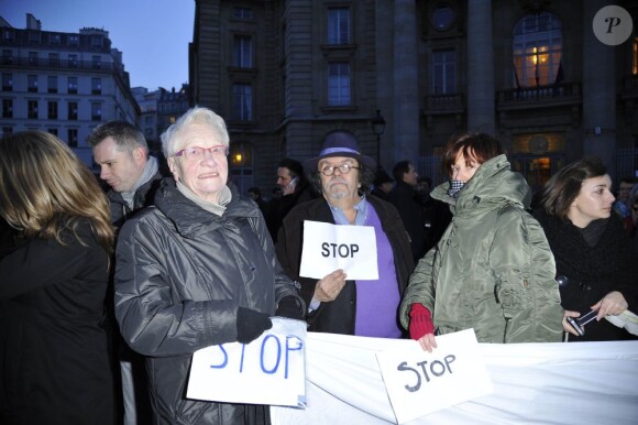 Jean-Michel Ribes lors du rassemblement Une vague blanche pour la Syrie devant le Panthéon à Paris le 15 mars 2013 pour dénoncer les massacres des civils syriens depuis le début du conflit le 15 mars 2011