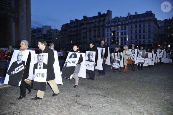 Manifestants lors du rassemblement Une vague blanche pour la Syrie devant le Panthéon à Paris le 15 mars 2013 pour dénoncer les massacres des civils syriens depuis le début du conflit le 15 mars 2011