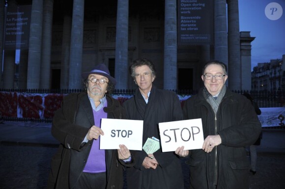 Jean-Michel Ribes et Jack Lang lors du rassemblement Une vague blanche pour la Syrie devant le Panthéon à Paris le 15 mars 2013 pour dénoncer les massacres des civils syriens depuis le début du conflit le 15 mars 2011