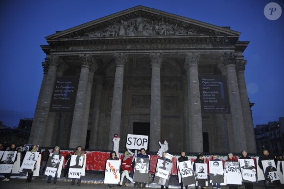 Le rassemblement Une vague blanche pour la Syrie devant le Panthéon à Paris le 15 mars 2013 pour dénoncer les massacres des civils syriens depuis le début du conflit le 15 mars 2011