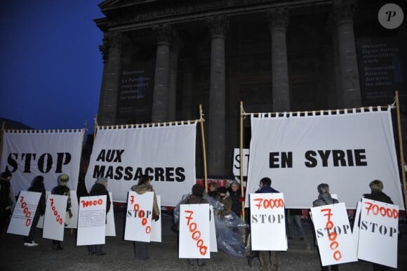 Ils étaient un millier à avoir répondu au rassemblement Une vague blanche pour la Syrie devant le Panthéon à Paris le 15 mars 2013 pour dénoncer les massacres des civils syriens depuis le début du conflit le 15 mars 2011