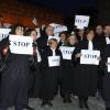 Les avocats mobilisés lors du rassemblement Une vague blanche pour la Syrie devant le Panthéon à Paris le 15 mars 2013 pour dénoncer les massacres des civils syriens depuis le début du conflit le 15 mars 2011