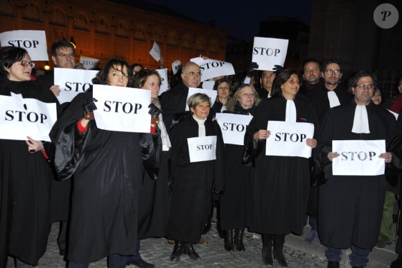 Les avocats mobilisés lors du rassemblement Une vague blanche pour la Syrie devant le Panthéon à Paris le 15 mars 2013 pour dénoncer les massacres des civils syriens depuis le début du conflit le 15 mars 2011