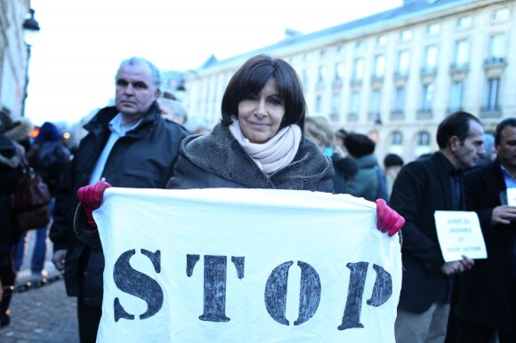 Anne Hidalgo lors du rassemblement Une vague blanche pour la Syrie devant le Panthéon à Paris le 15 mars 2013 pour dénoncer les massacres des civils syriens depuis le début du conflit le 15 mars 2011