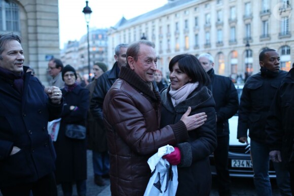 Bertrand Delanoë et son adjointe Anne Hidalgo lors du rassemblement Une vague blanche pour la Syrie devant le Panthéon à Paris le 15 mars 2013 pour dénoncer les massacres des civils syriens depuis le début du conflit le 15 mars 2011