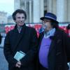 Jack Lang et Jean-Michel Ribes lors du rassemblement Une vague blanche pour la Syrie devant le Panthéon à Paris le 15 mars 2013 pour dénoncer les massacres des civils syriens depuis le début du conflit le 15 mars 2011