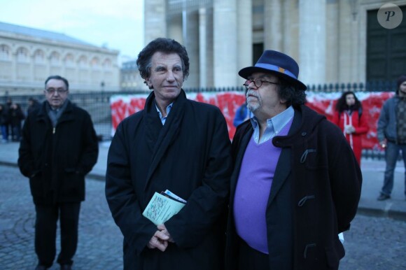 Jack Lang et Jean-Michel Ribes lors du rassemblement Une vague blanche pour la Syrie devant le Panthéon à Paris le 15 mars 2013 pour dénoncer les massacres des civils syriens depuis le début du conflit le 15 mars 2011
