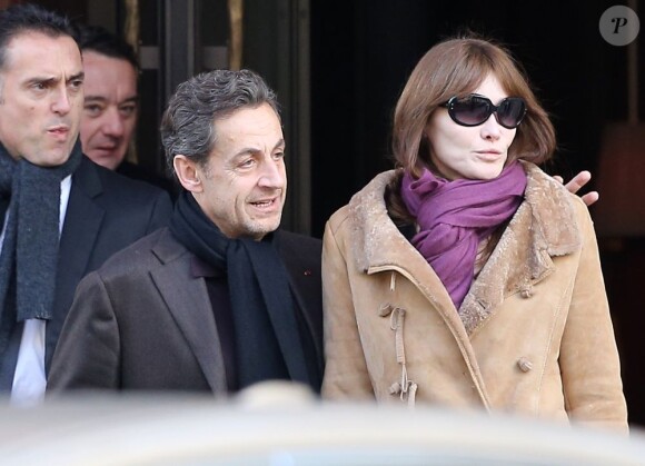 Carla Bruni-Sarkozy et son époux Nicolas quittent un hôtel parisien en février 2013