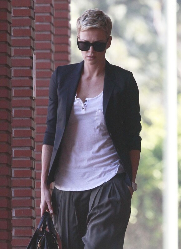 Charlize Theron, le 15 mars 2013, alors qu'elle se rend aux studios Disney de Burbank avec une amie.
