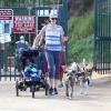 L'actrice Charlize Theron promenant son fils Jackson et ses deux chiens à Runyon Canyon le 15 mars 2013.