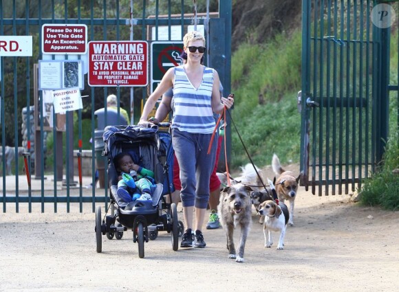 L'actrice Charlize Theron promenant son fils Jackson et ses deux chiens à Runyon Canyon le 15 mars 2013.