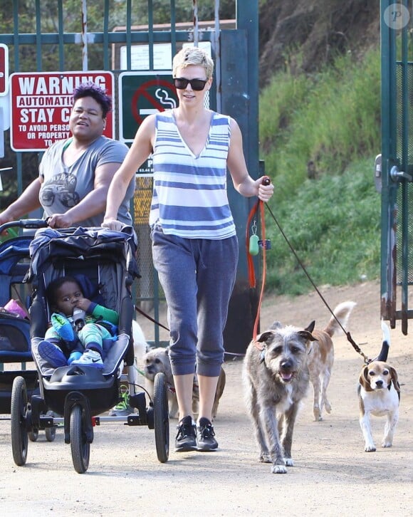 La belle Charlize Theron promenant son fils Jackson et ses deux chiens à Runyon Canyon le 15 mars 2013.